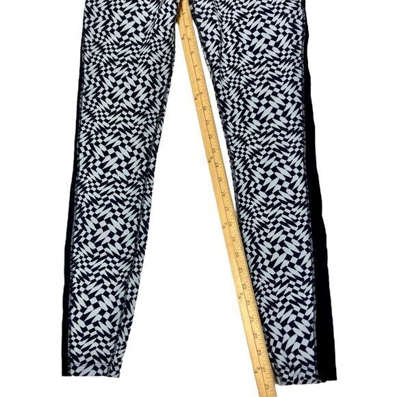 Nike Legendary Athletic Leggings M Black Gray Print Performance Workout Stretchy - Picture 13 of 16